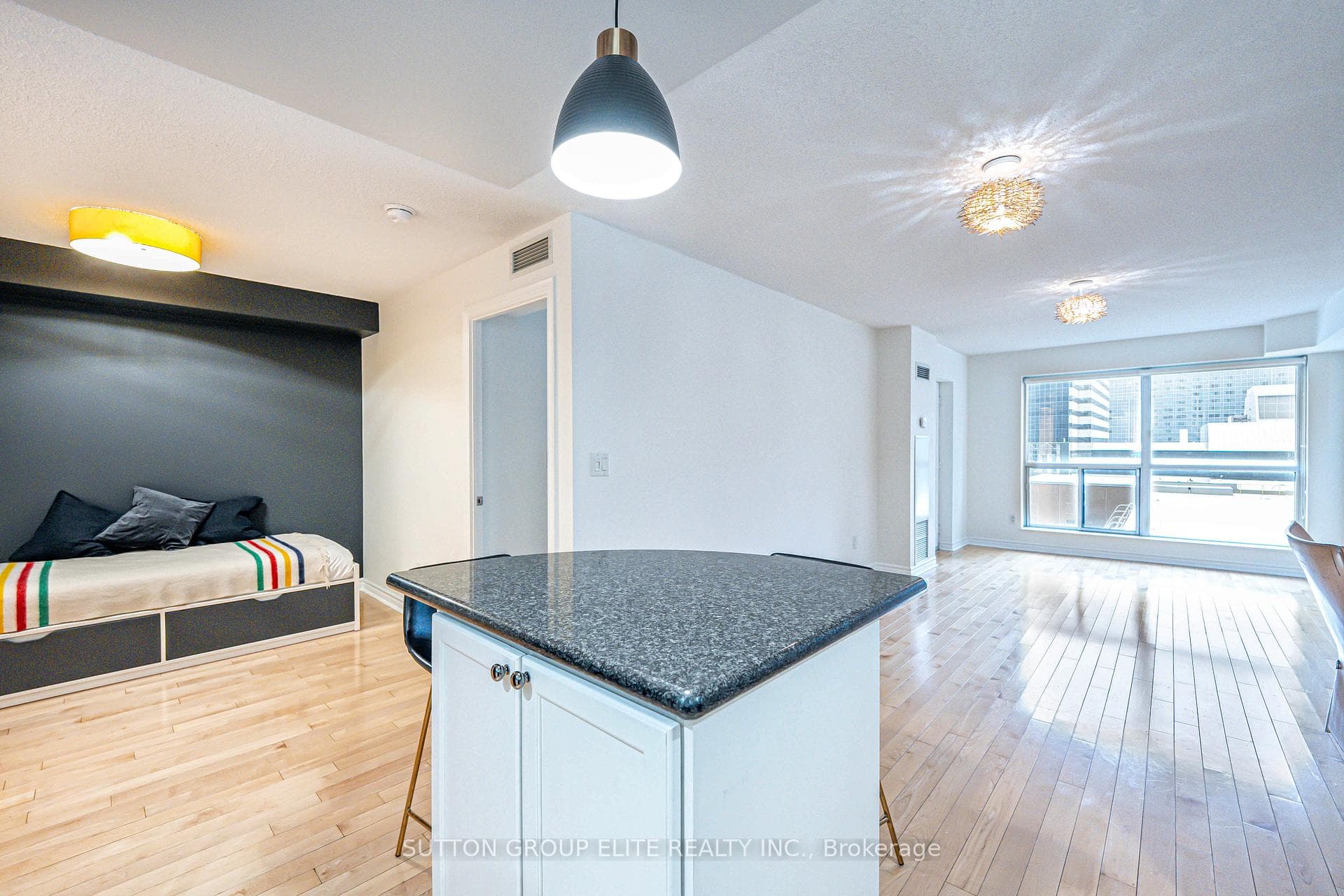 250 Wellington Street Unit 636 photo 18