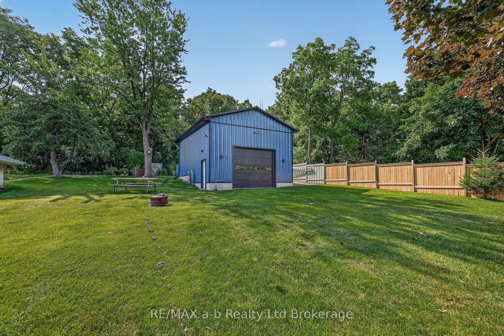 584112 BEACHVILLE Road photo 2