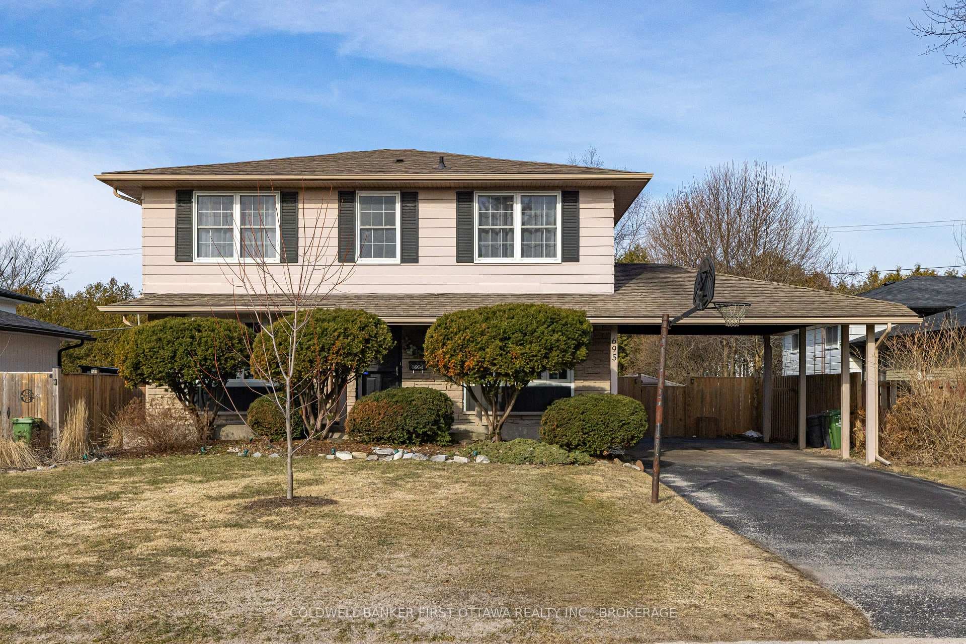 695 Laidlaw Crescent photo 2