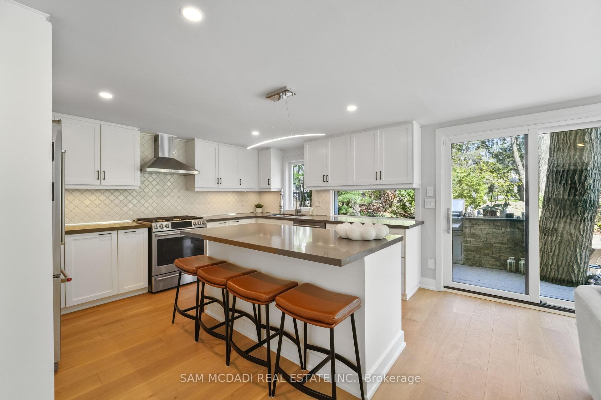 1273 Queen Victoria Avenue photo 15