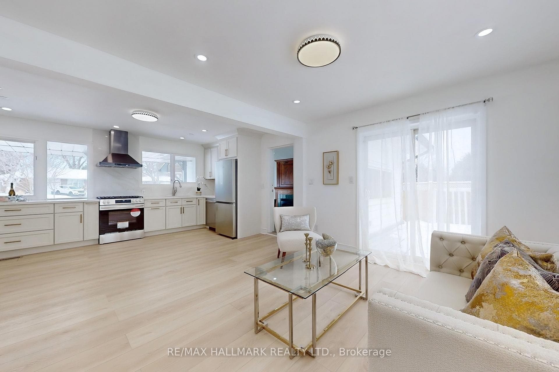 696 Jasmine Crescent photo 8