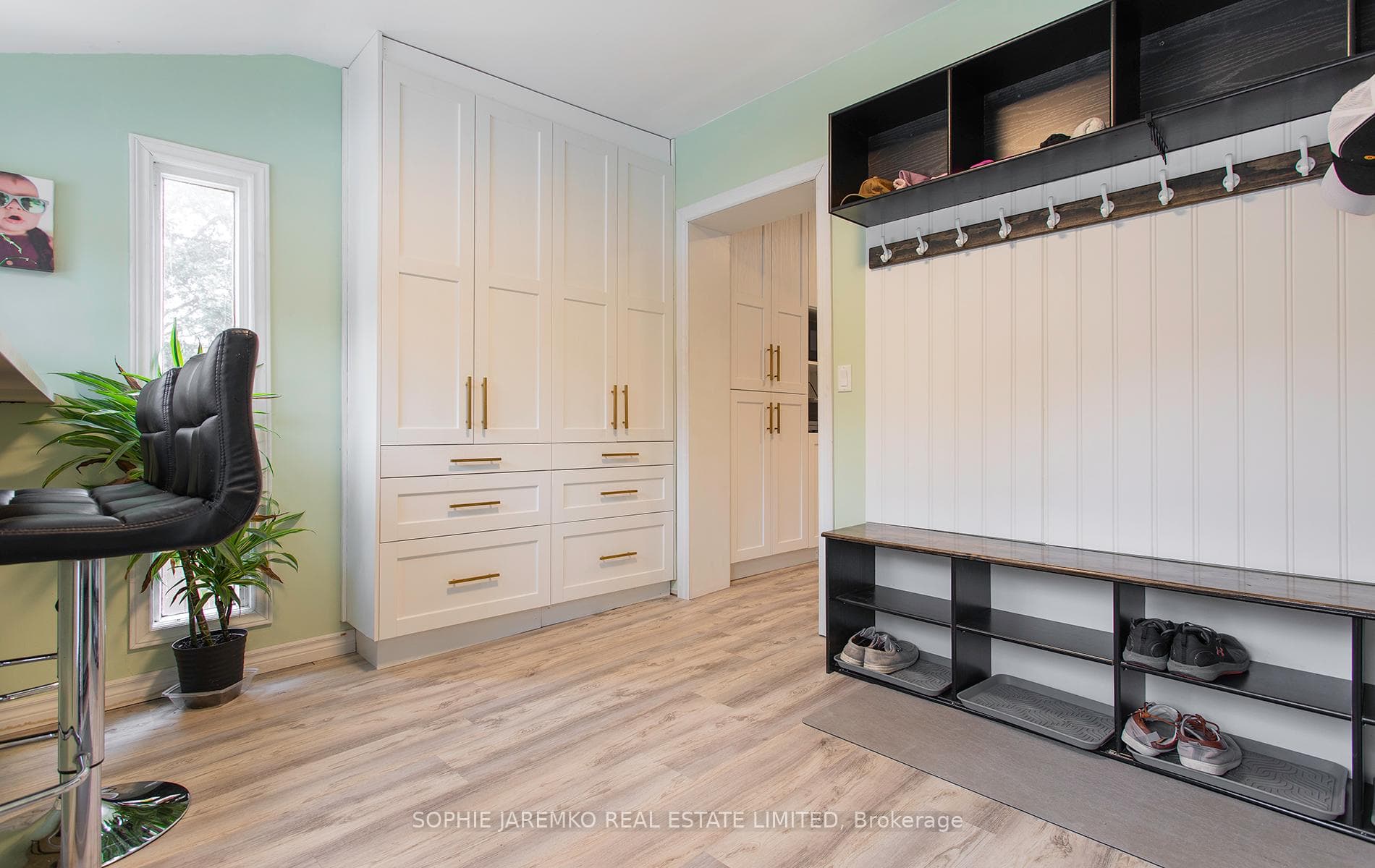B/I storage, vinyl floor, pass through to kitchen.