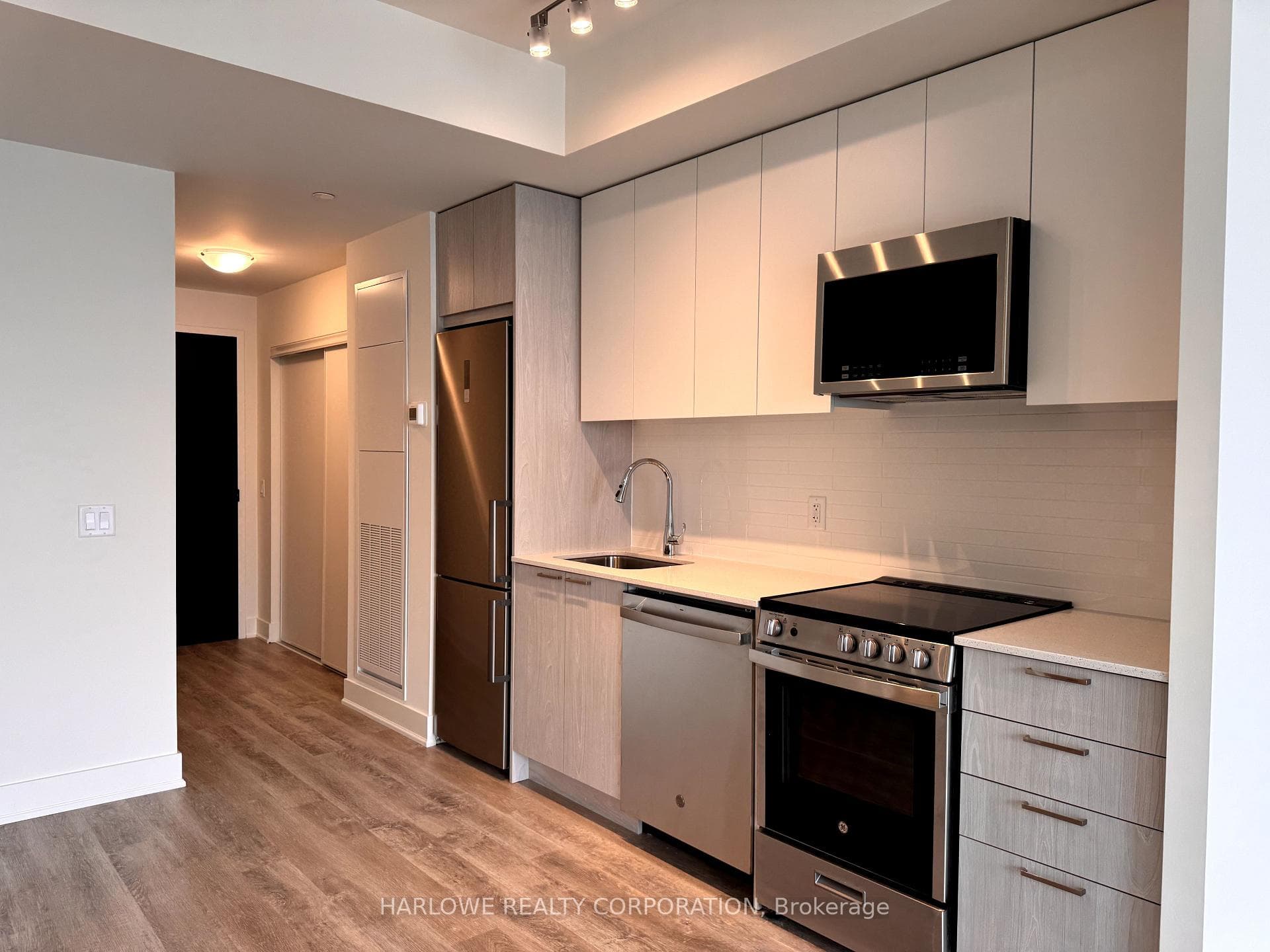 185 Deerfield Road Unit 1402 photo 4