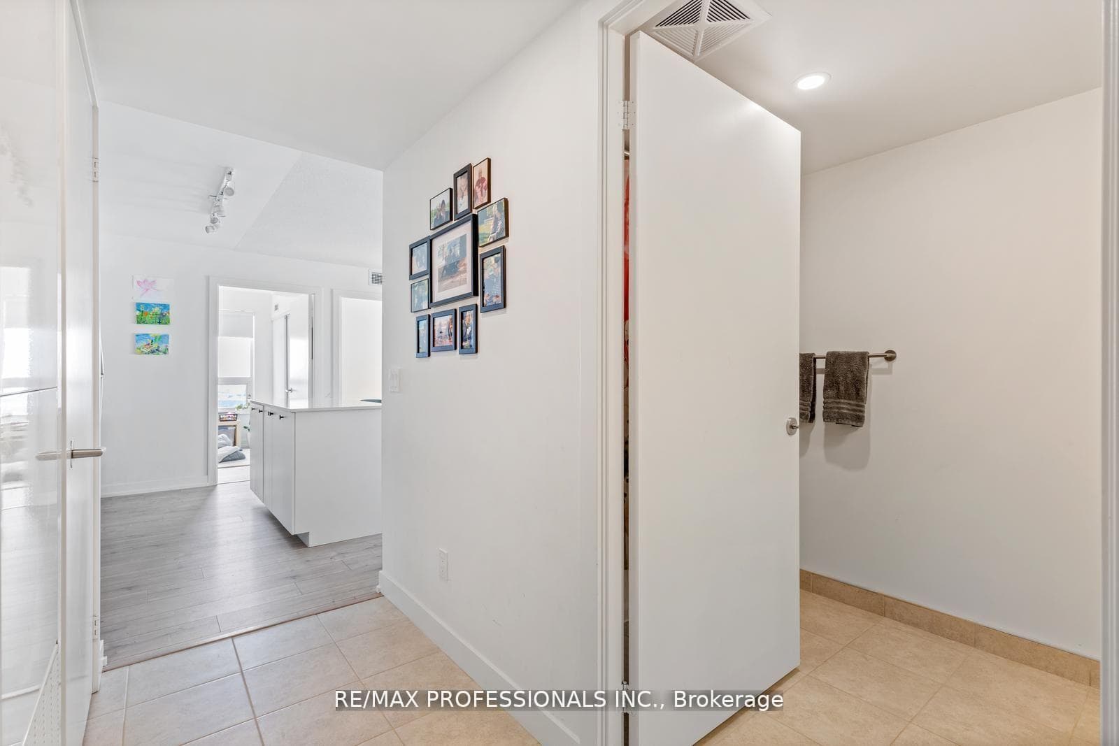 10 Wilby Crescent Unit 1603 photo 4