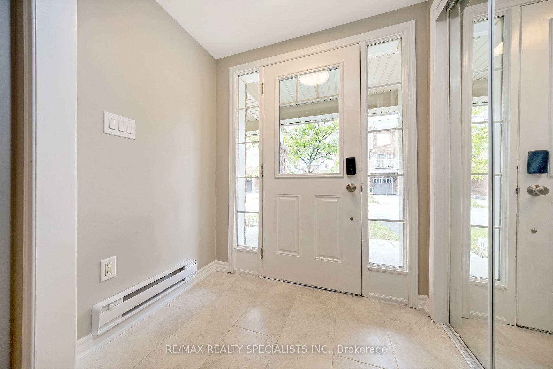 1573 Leblanc Court photo 4