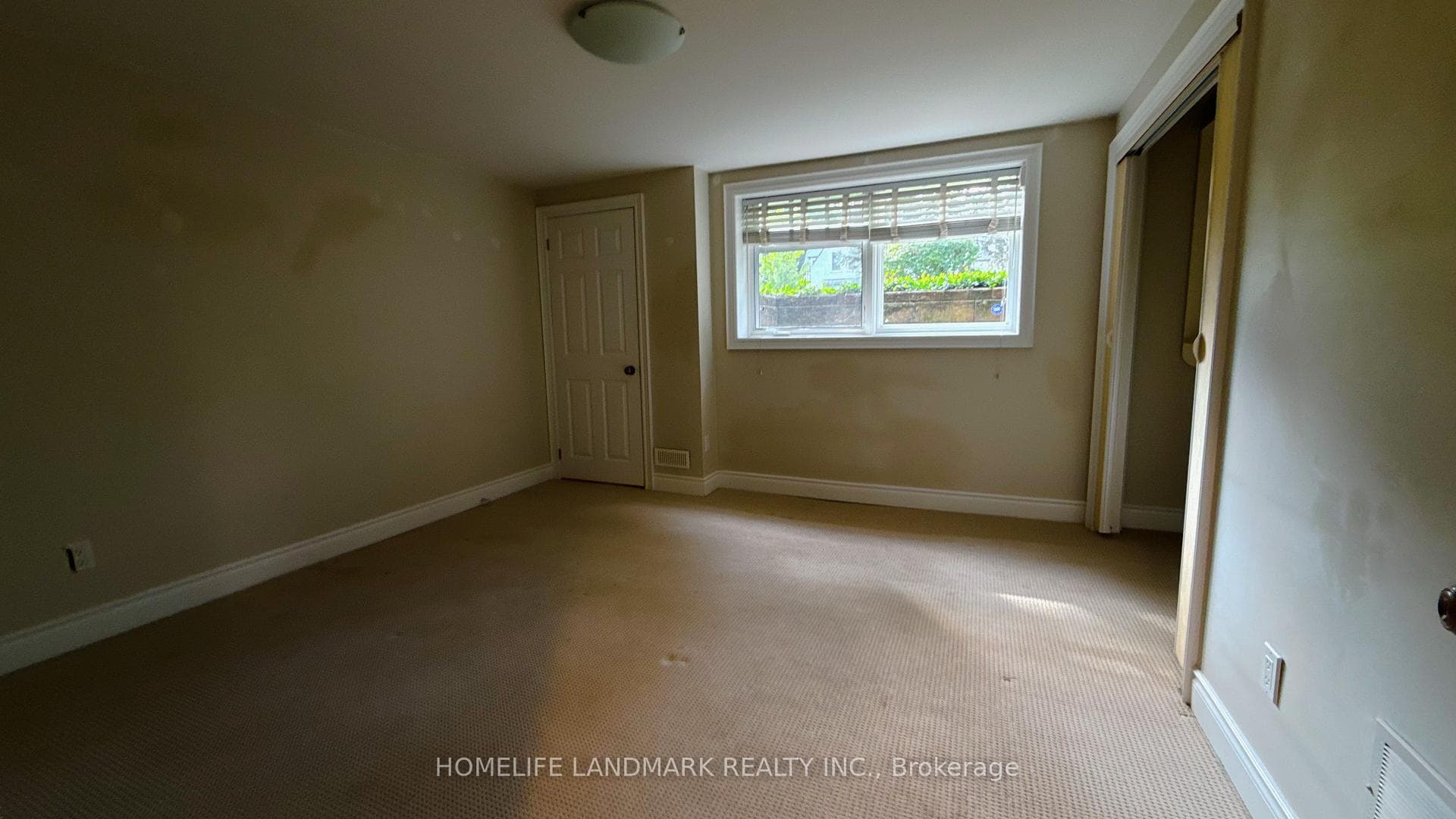 2062 GLENFOREST Crescent photo 16