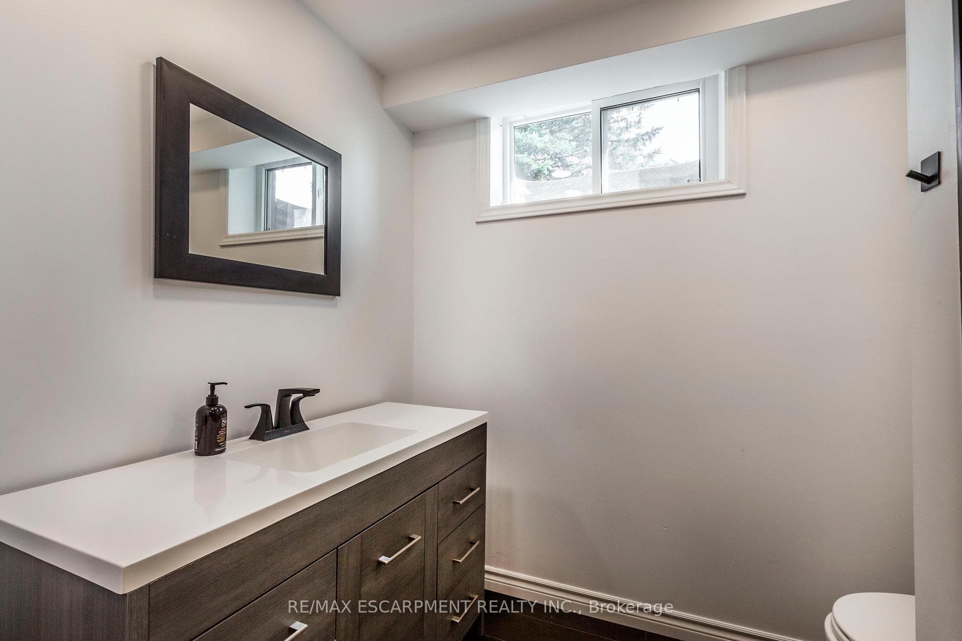 17 Mercury Road photo 31