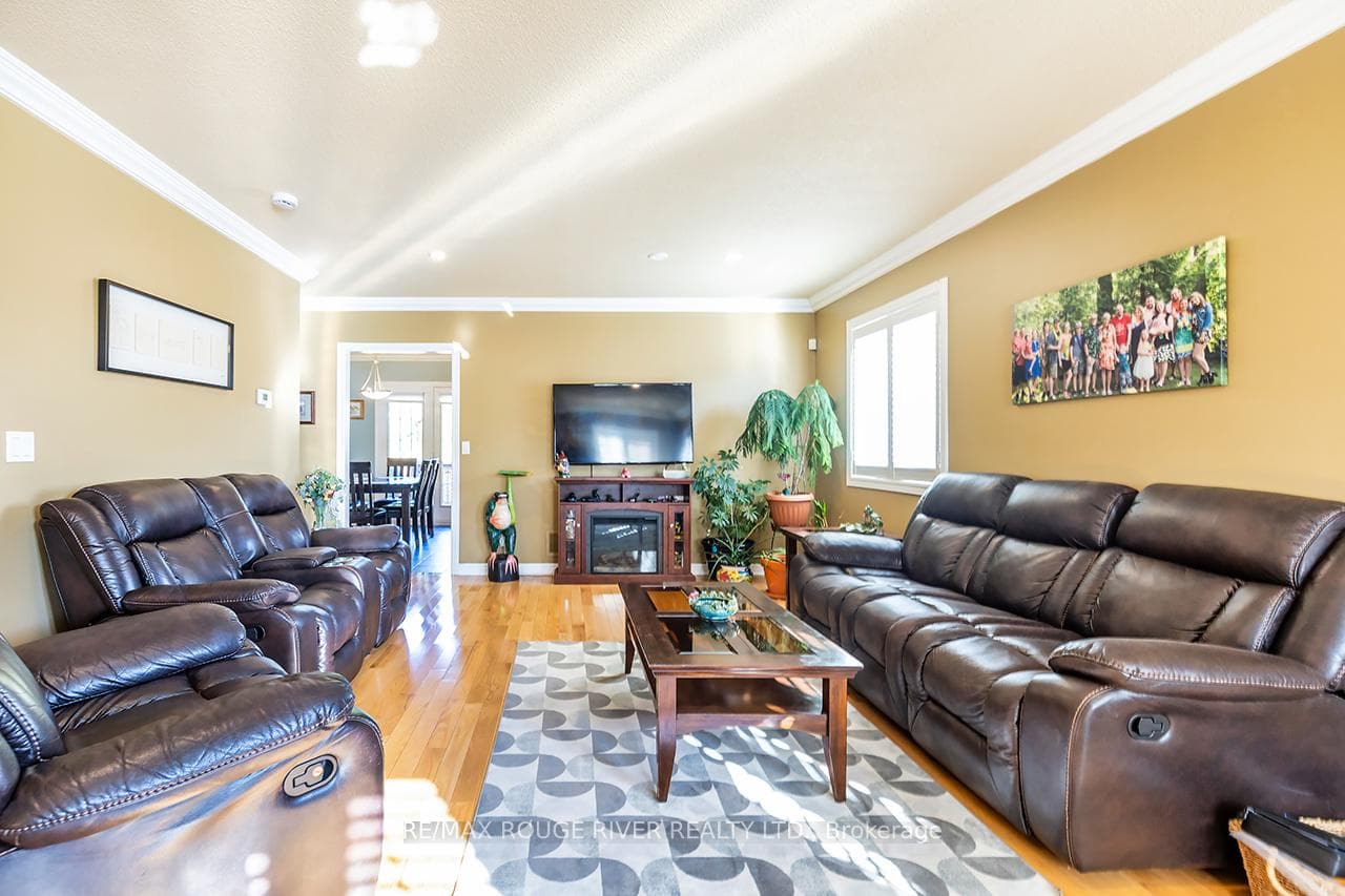 Spacious Living Room / Dining Room
