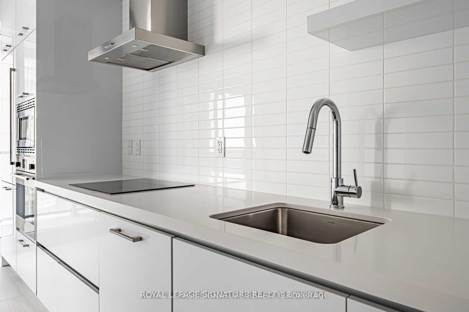 2221 Yonge Street Unit 1506 photo 9
