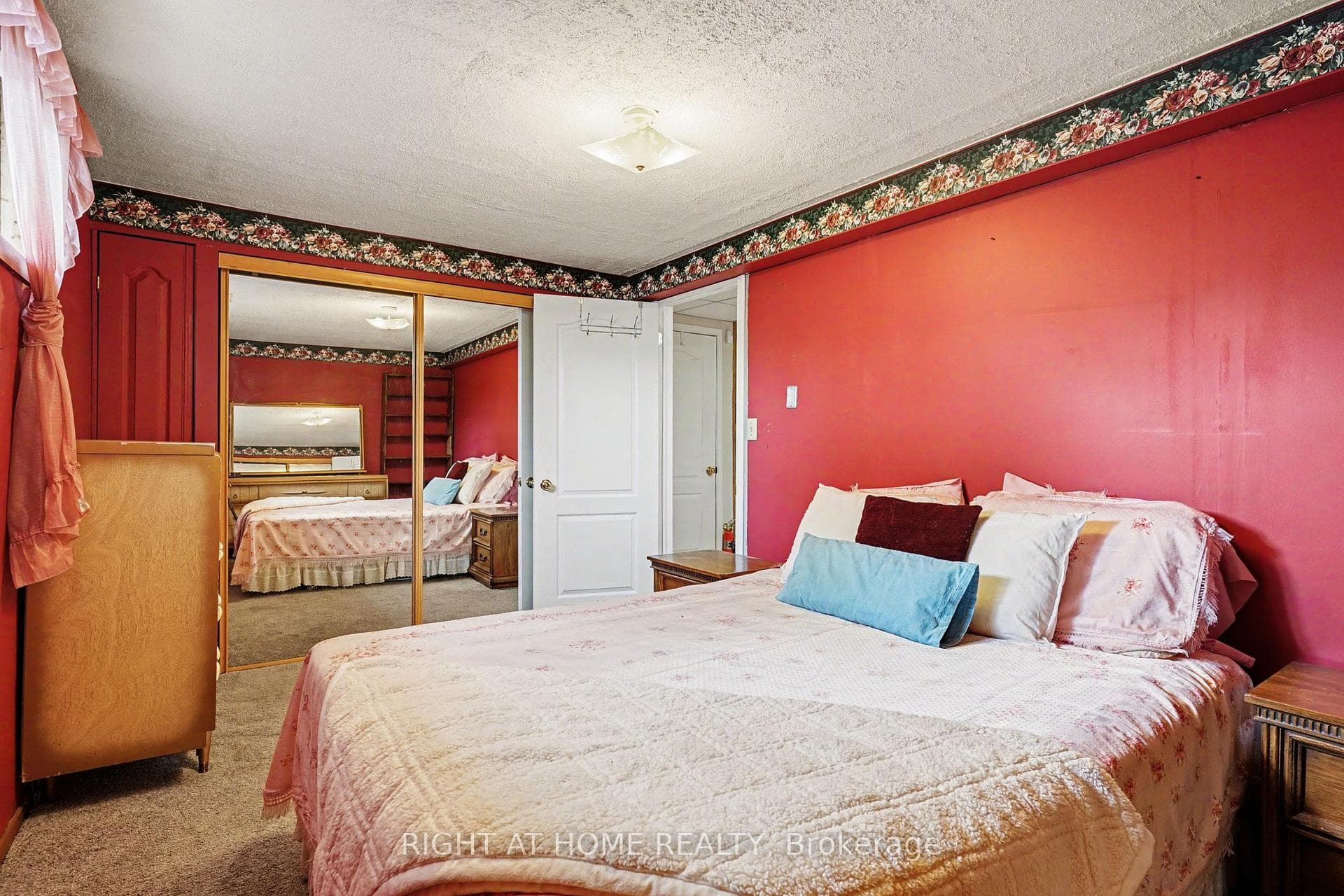 4 Falcon Court photo 16
