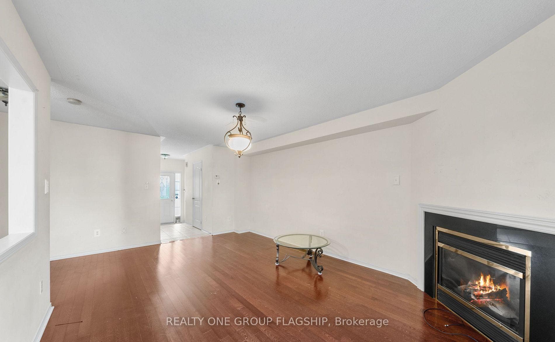 909 Oaktree Crescent photo 8