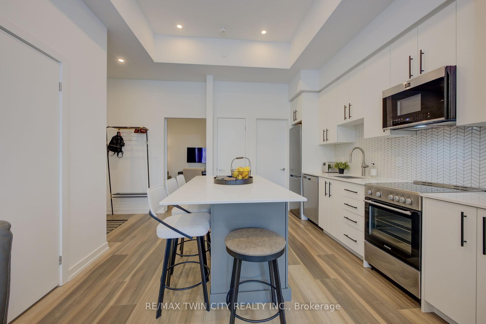 **Upgraded kitchen:quartz counters, large cabinets