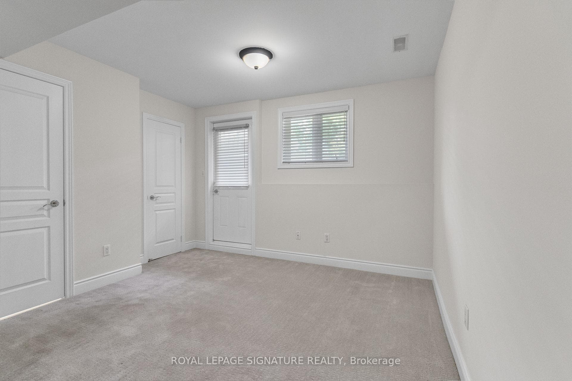 9 Streight Lane photo 32