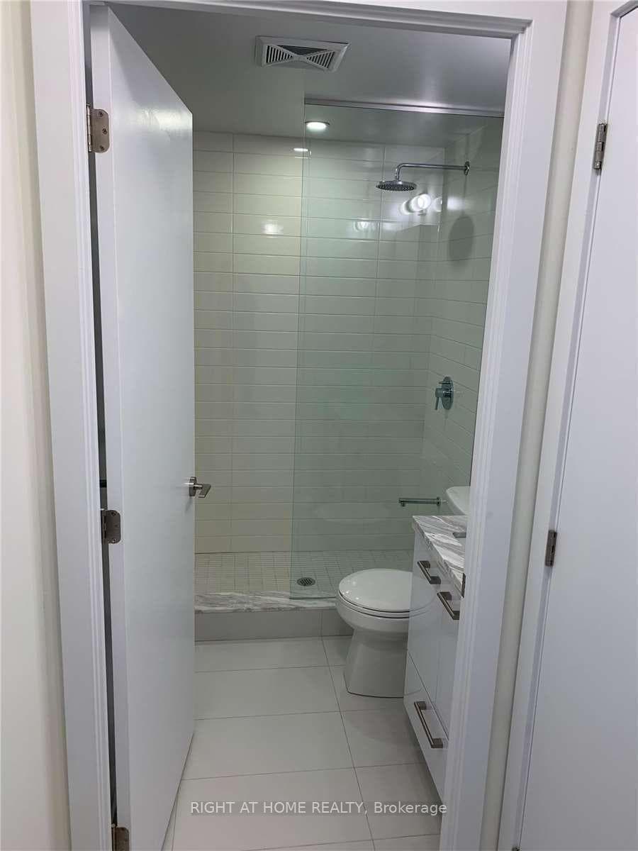2221 Yonge Street Unit 1810 photo 9