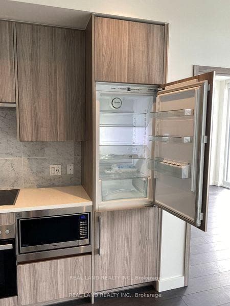 85 Mcmahon Drive Unit 603 photo 17