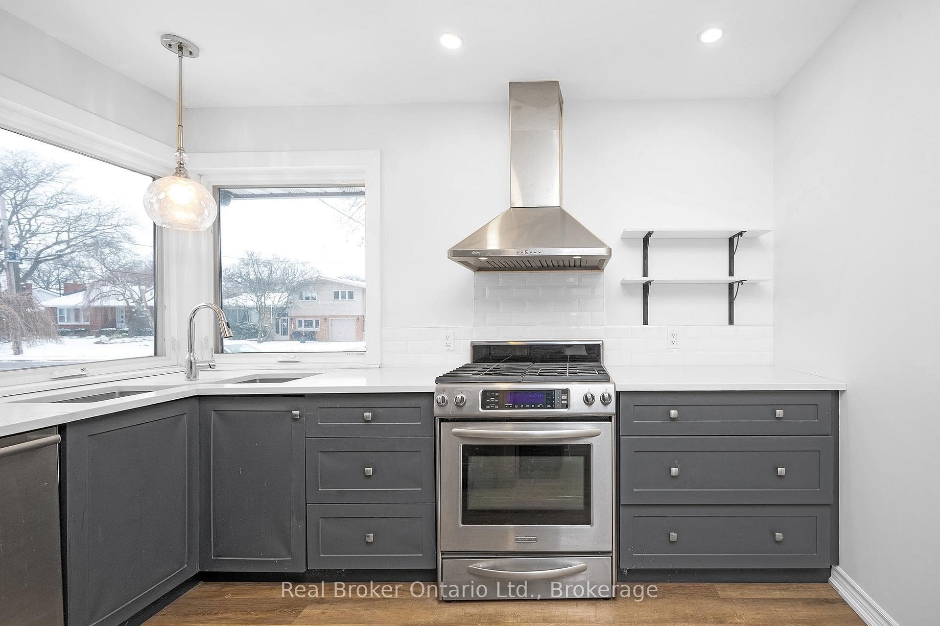 39 WESTMINSTER Avenue Unit Upper photo 7