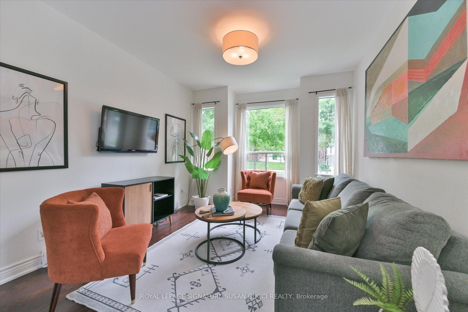Spacious living room ideal for entertaining
