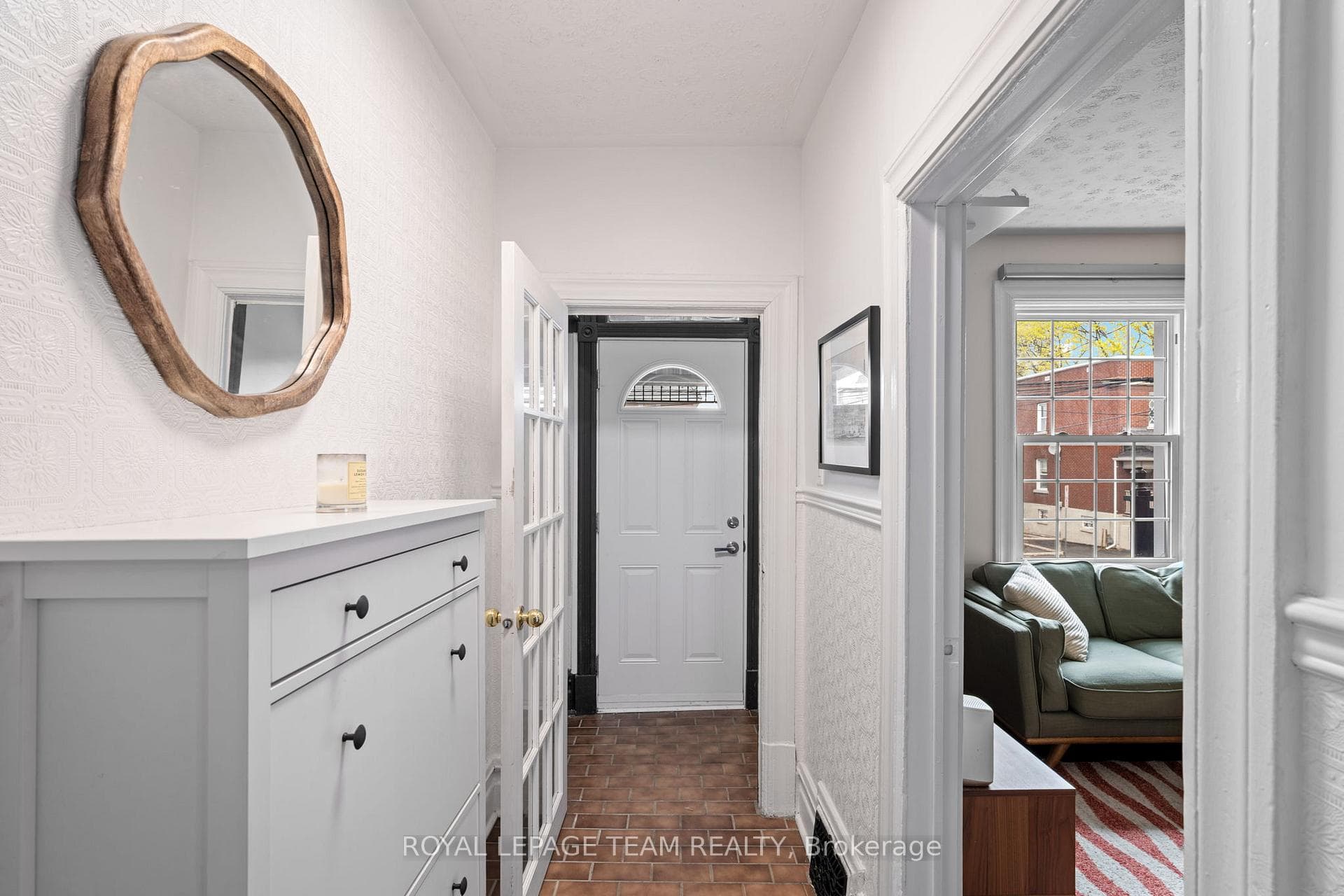 1022 Gladstone Avenue photo 4