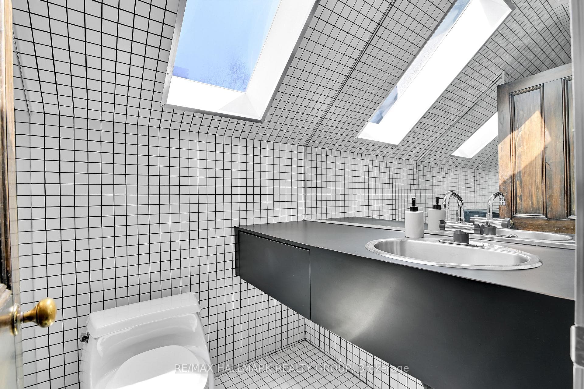 2nd floor - Bathroom 3 piece ( Shower)