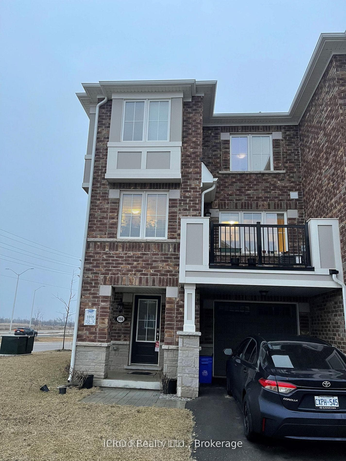 998 Alder Gate photo 2