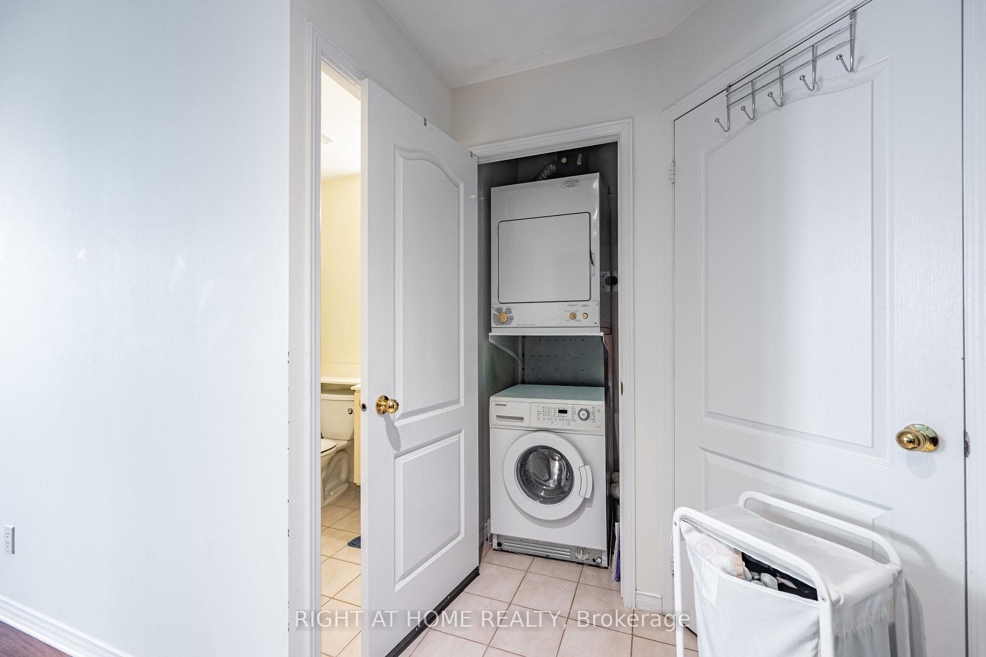 555 Yonge Street Unit 802 photo 7