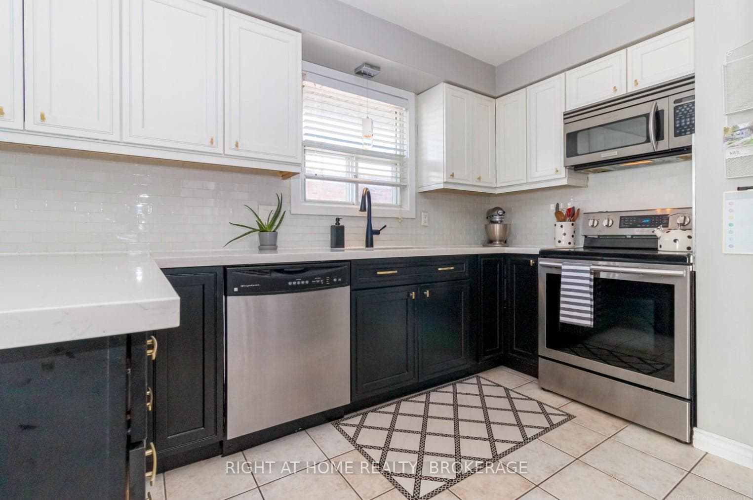 8 Victor Boulevard photo 11