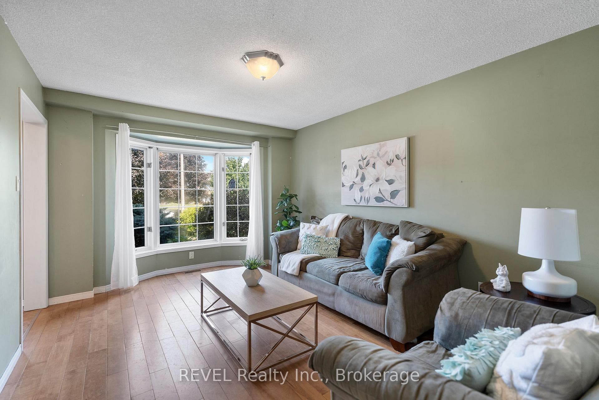 SPACIOUS LIVING ROOM WITH BAY WINDOW