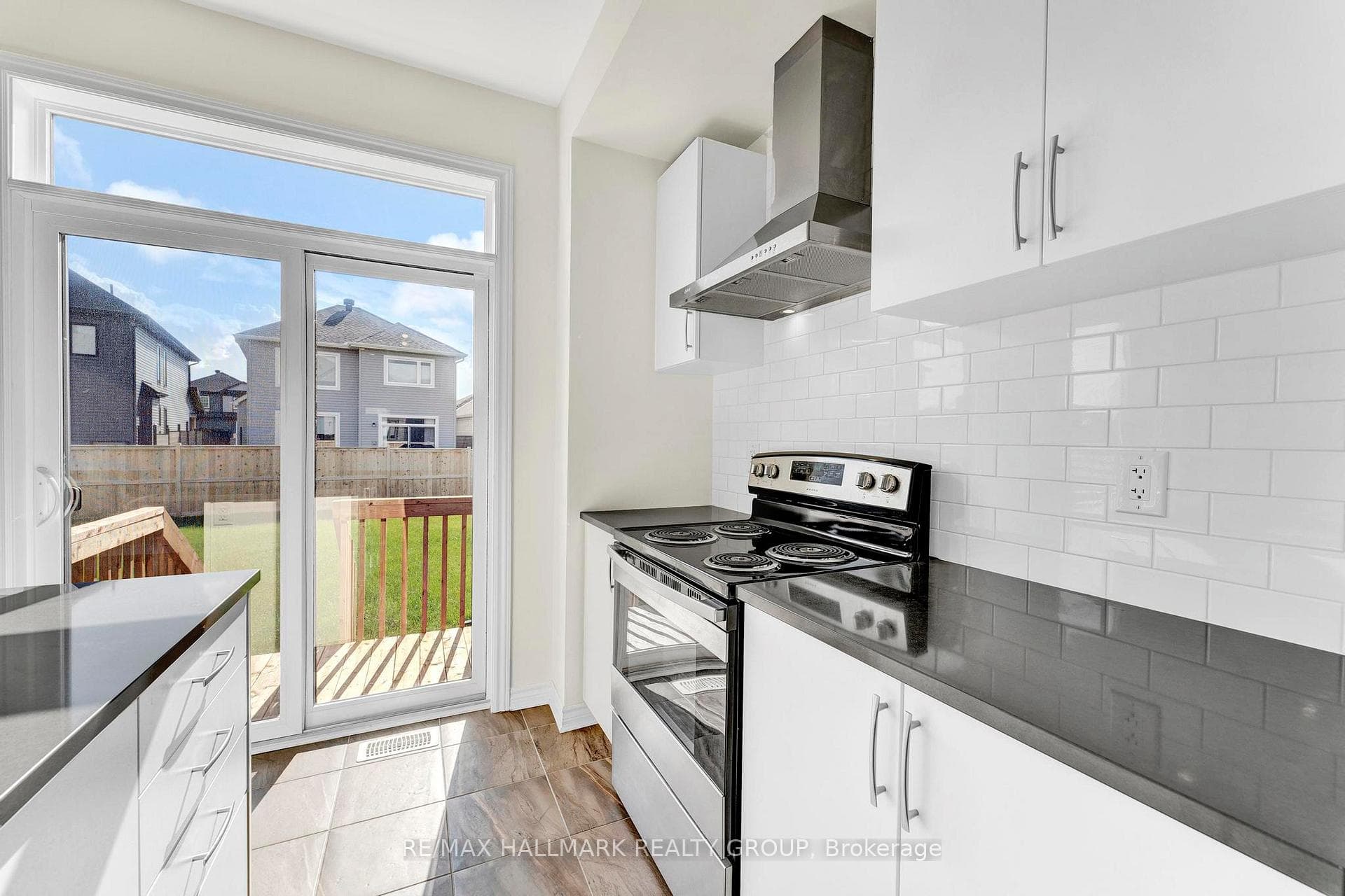 566 Cannes Crescent photo 13