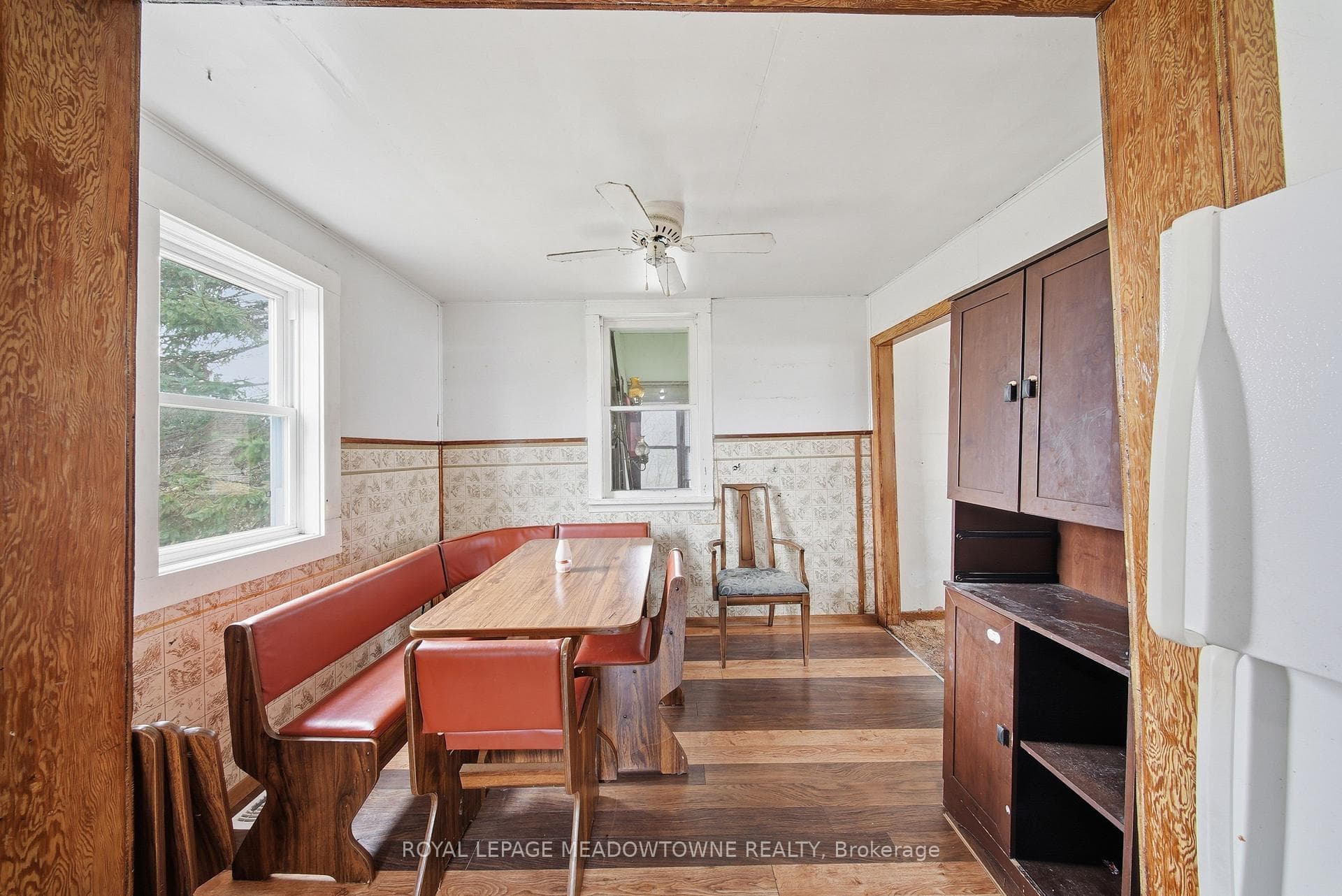 kitchen eating area