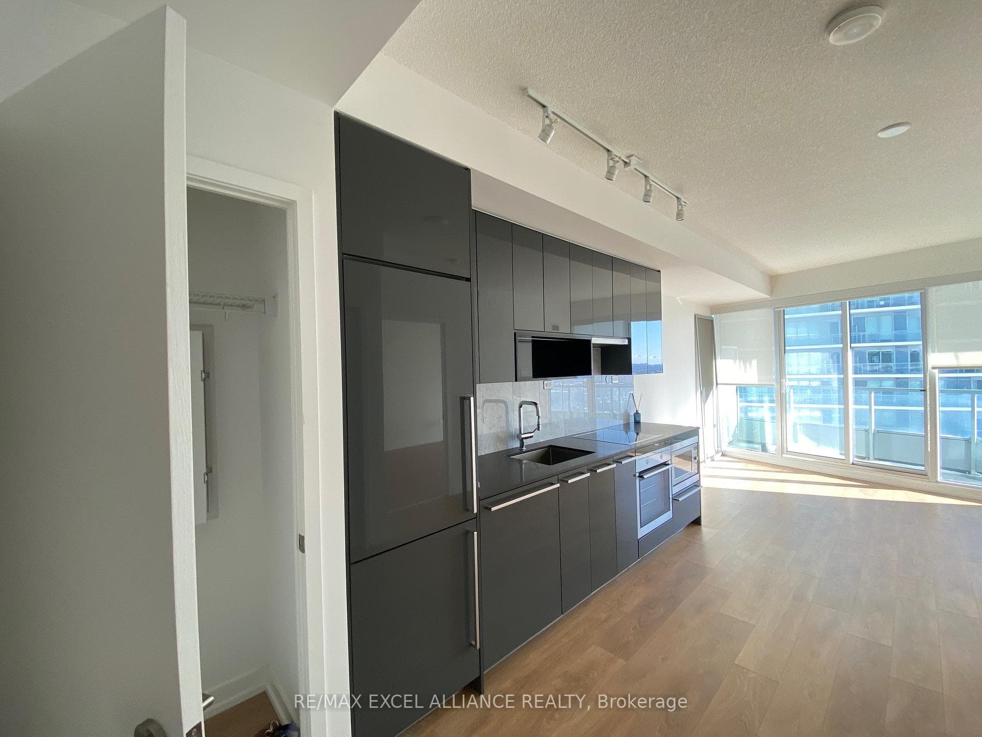 115 Mcmahon Drive Unit 2006 photo 3