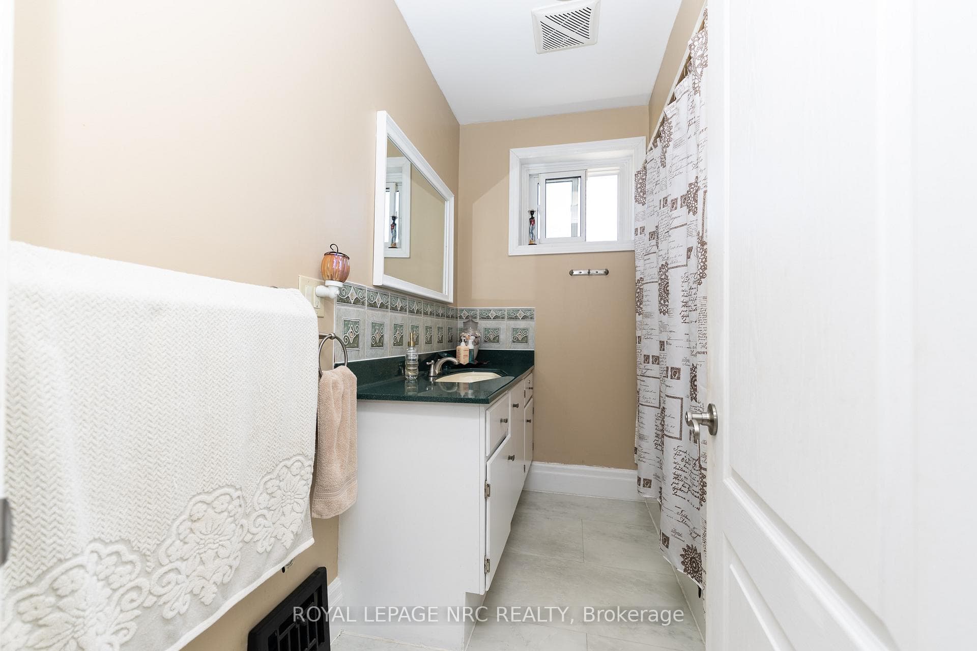 The 4-pc bathroom.
