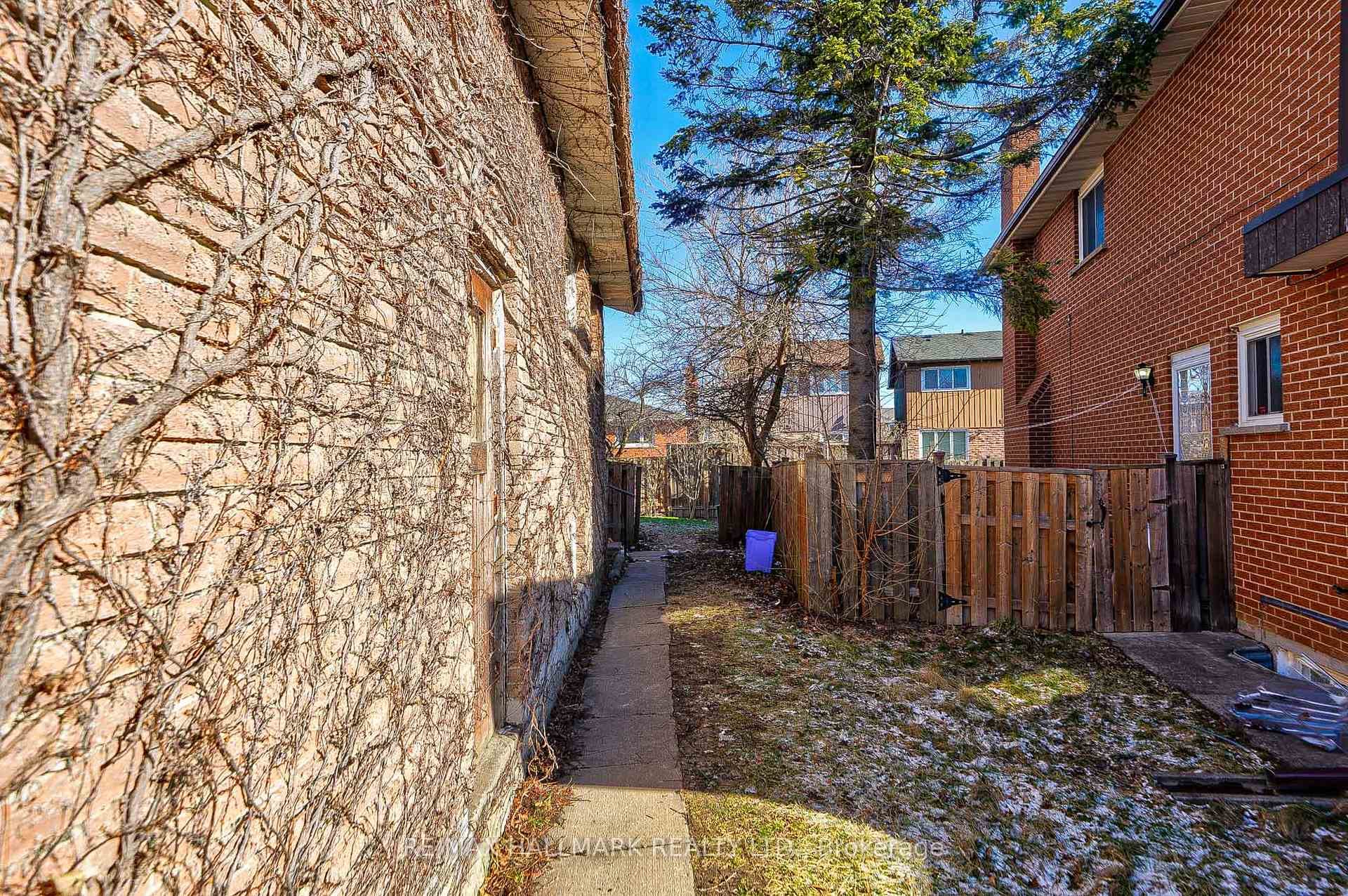 8 Simsbury Court - Side