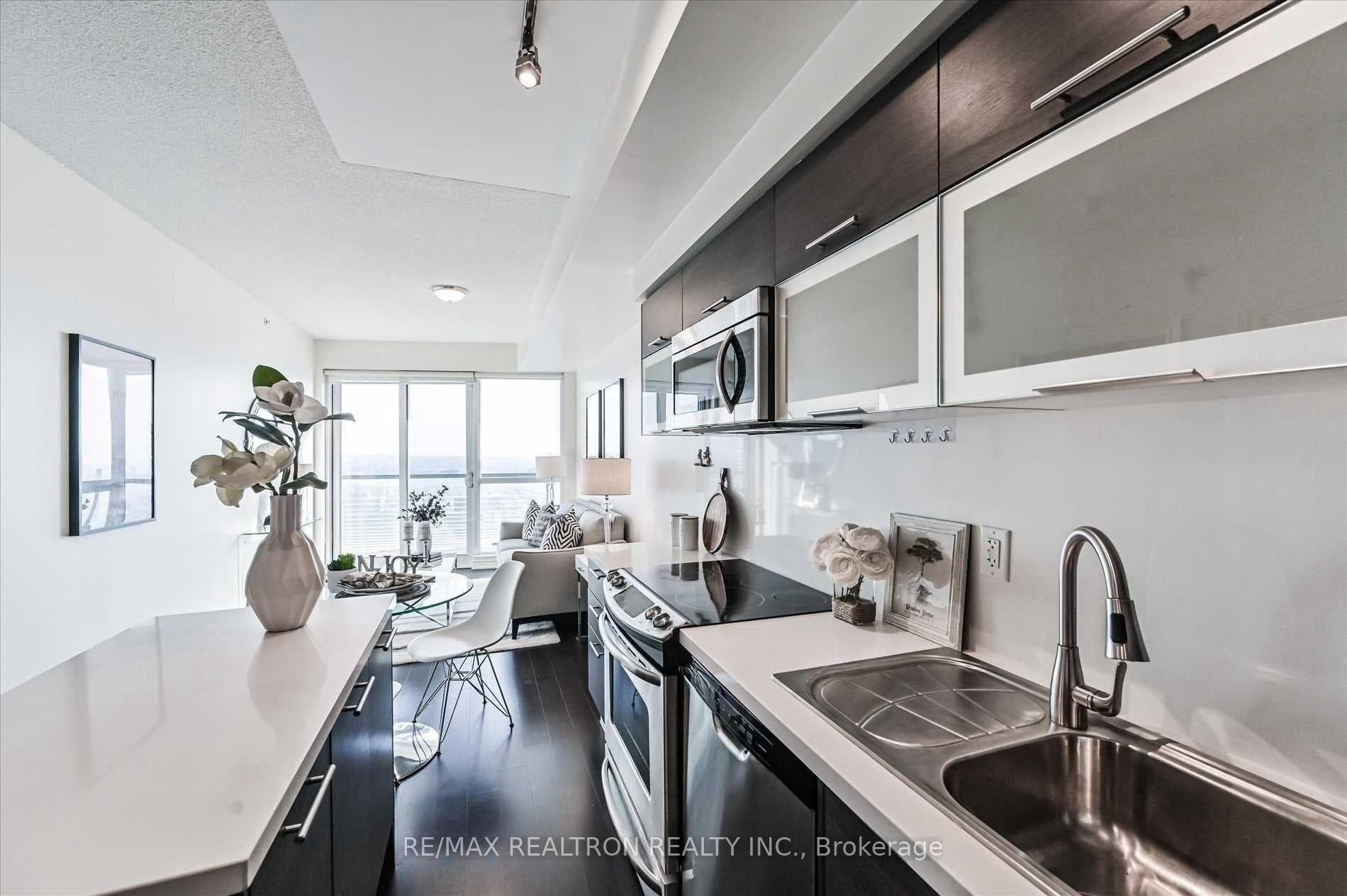 386 Yonge Street Unit 4103 photo 3