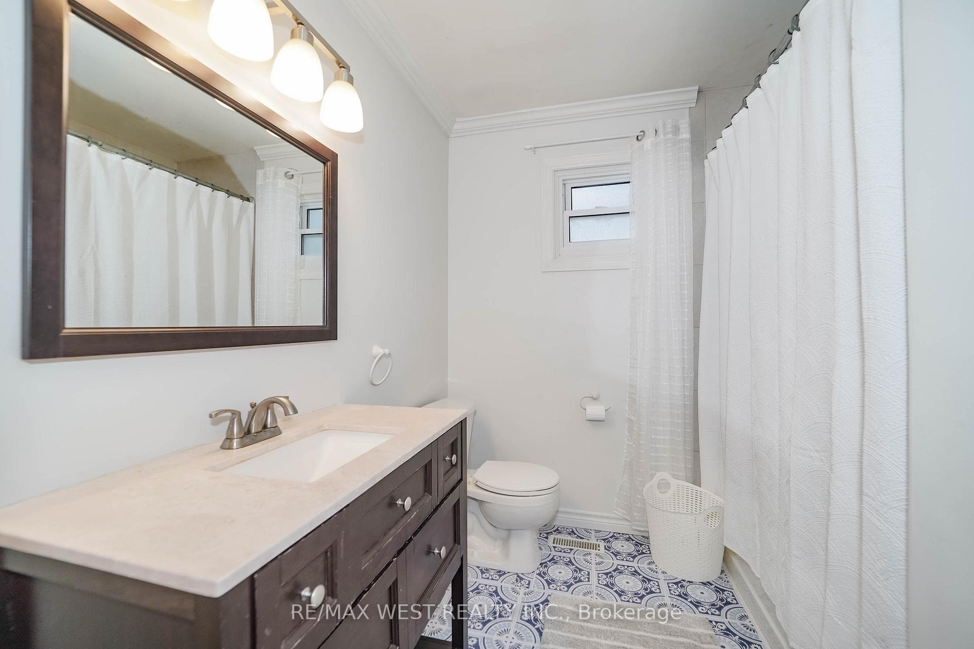354 Blackthorn Street photo 7