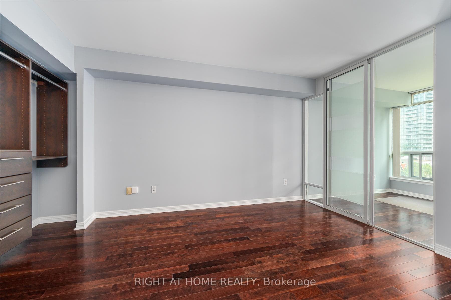 942 Yonge Street Unit 605 photo 18