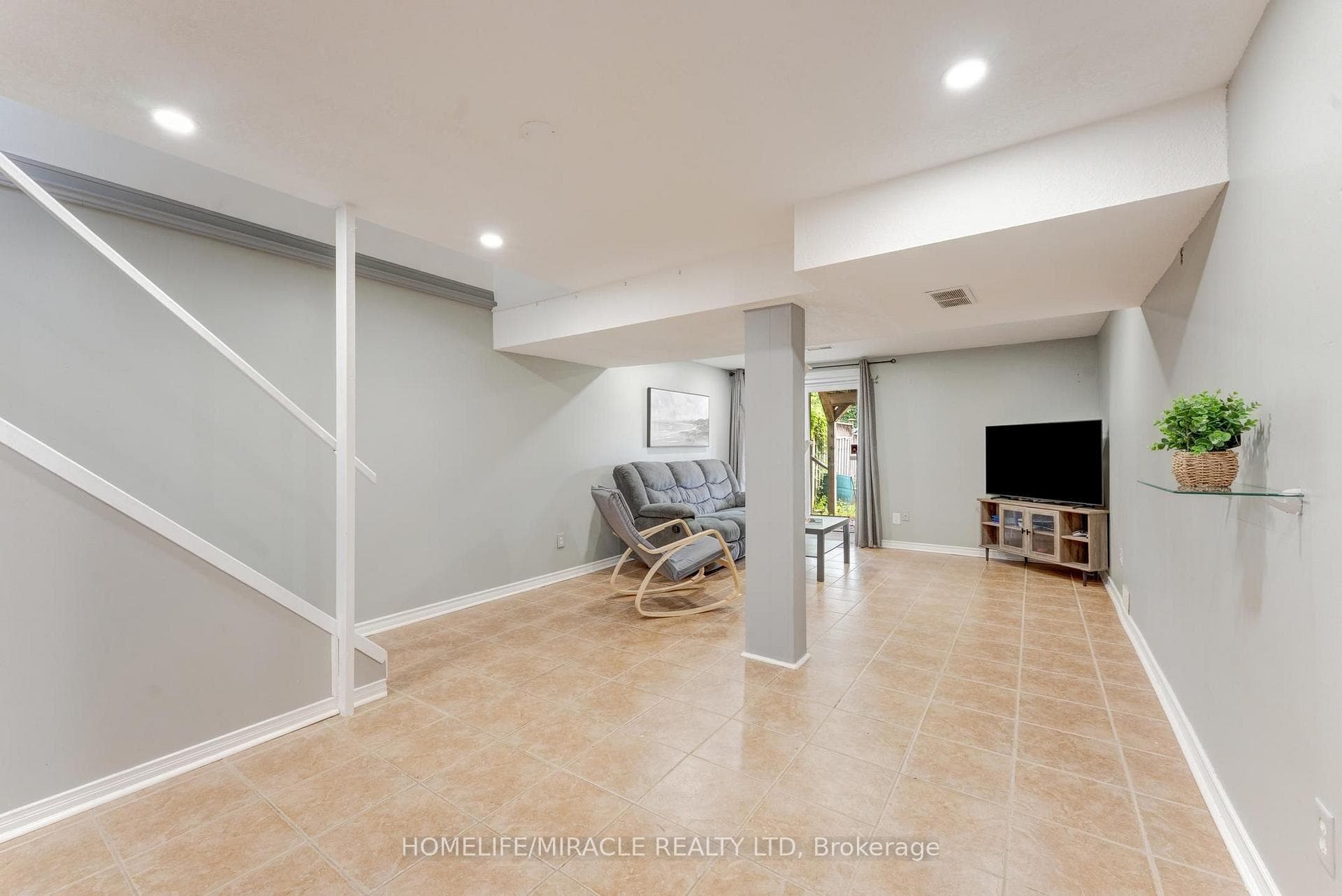76 Frobisher Court photo 29