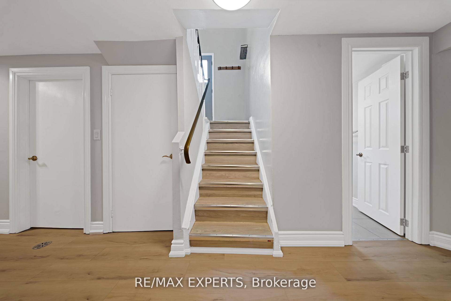 934 Beechwood Avenue Unit Lower photo 4