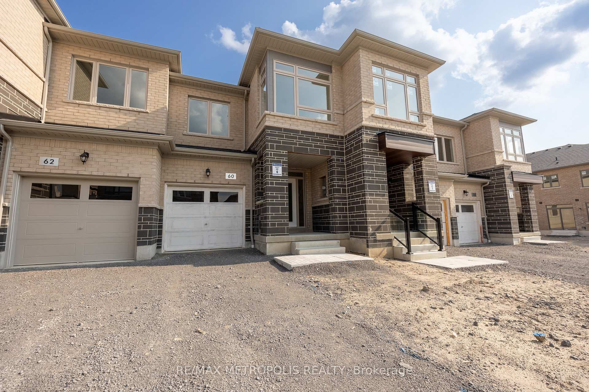 60 Mountainside Crescent photo 2