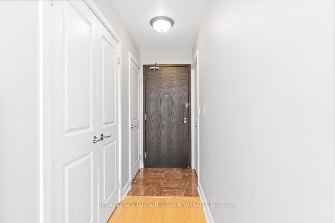 18 Yorkville Avenue Unit 1702 photo 28
