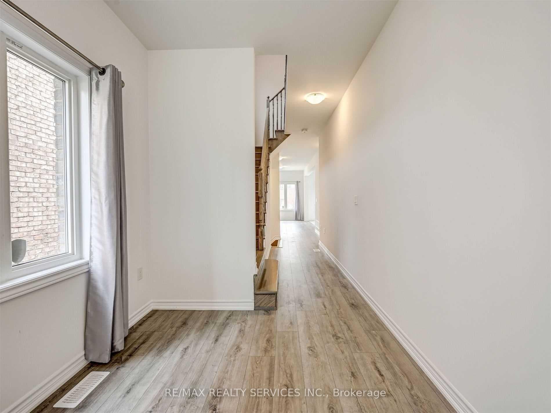 212 Ridley Crescent photo 9