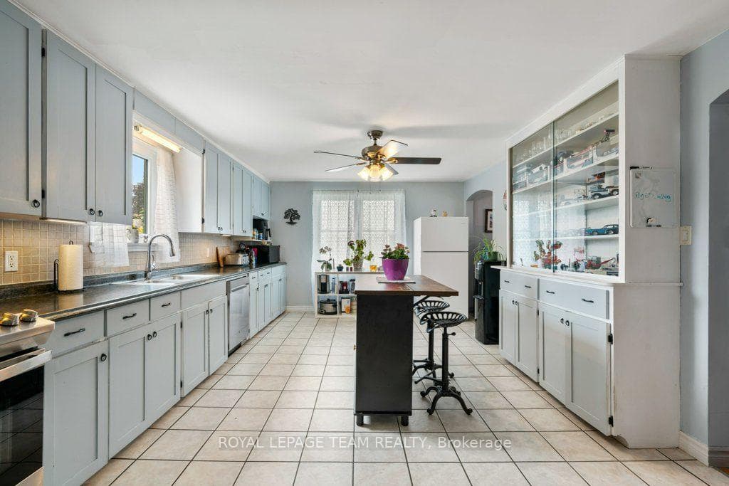 506 Victoria Street photo 9