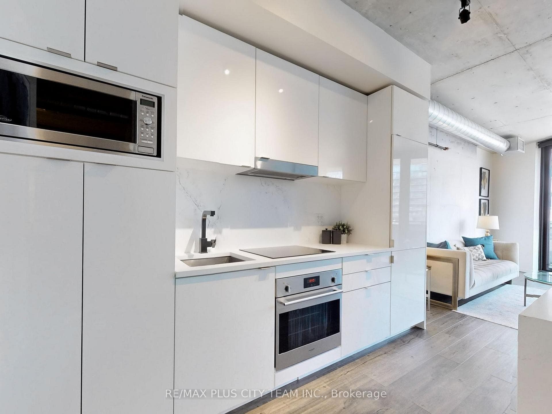 21 Lawren Harris Square Unit 403 photo 12