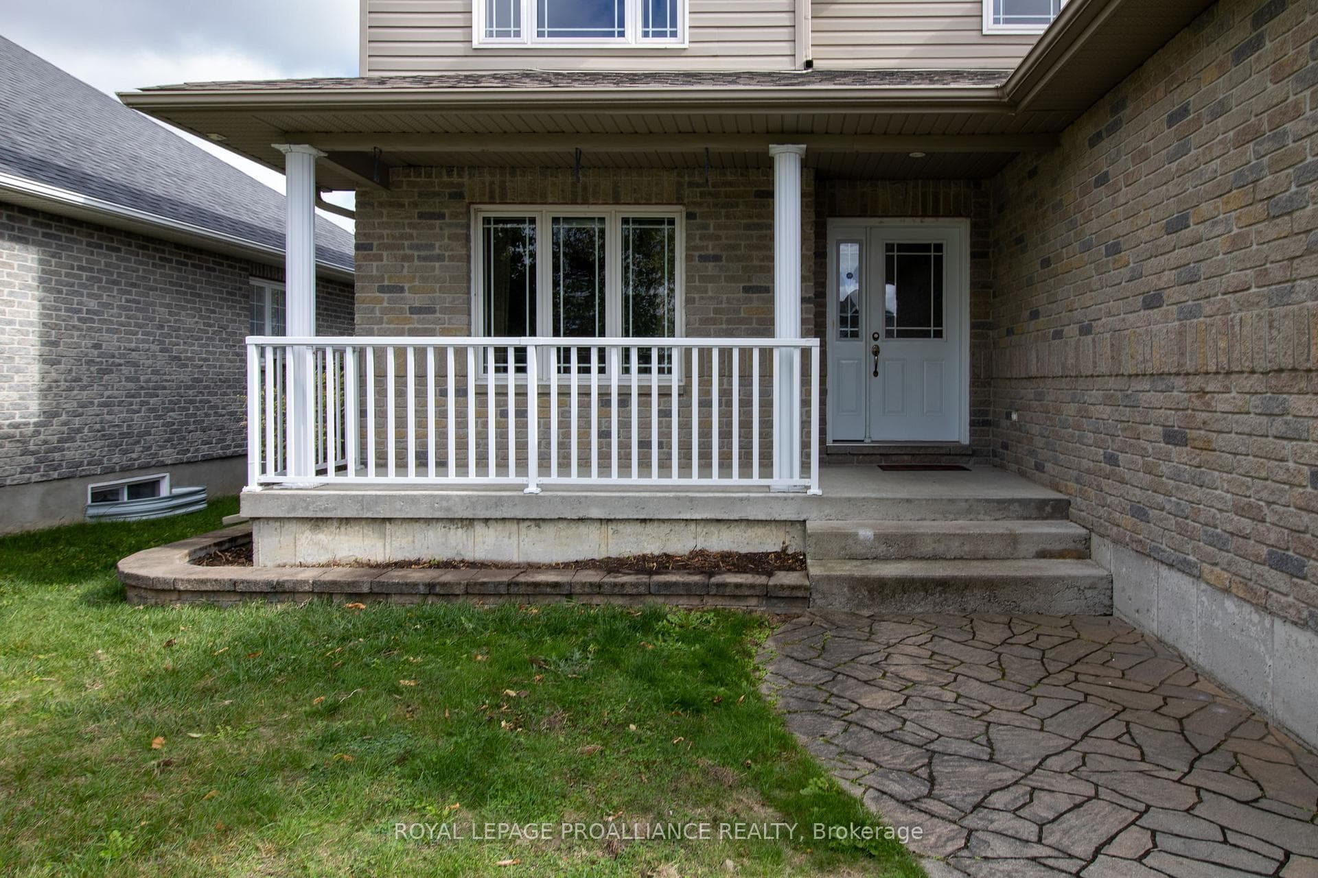 1009 Crestwood Drive photo 2