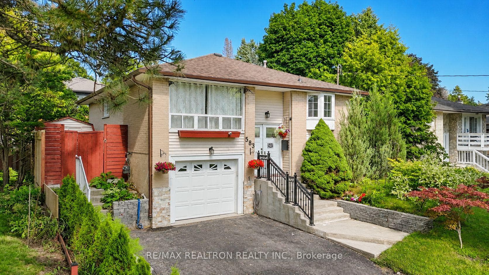 583 Pinewood Street photo 1