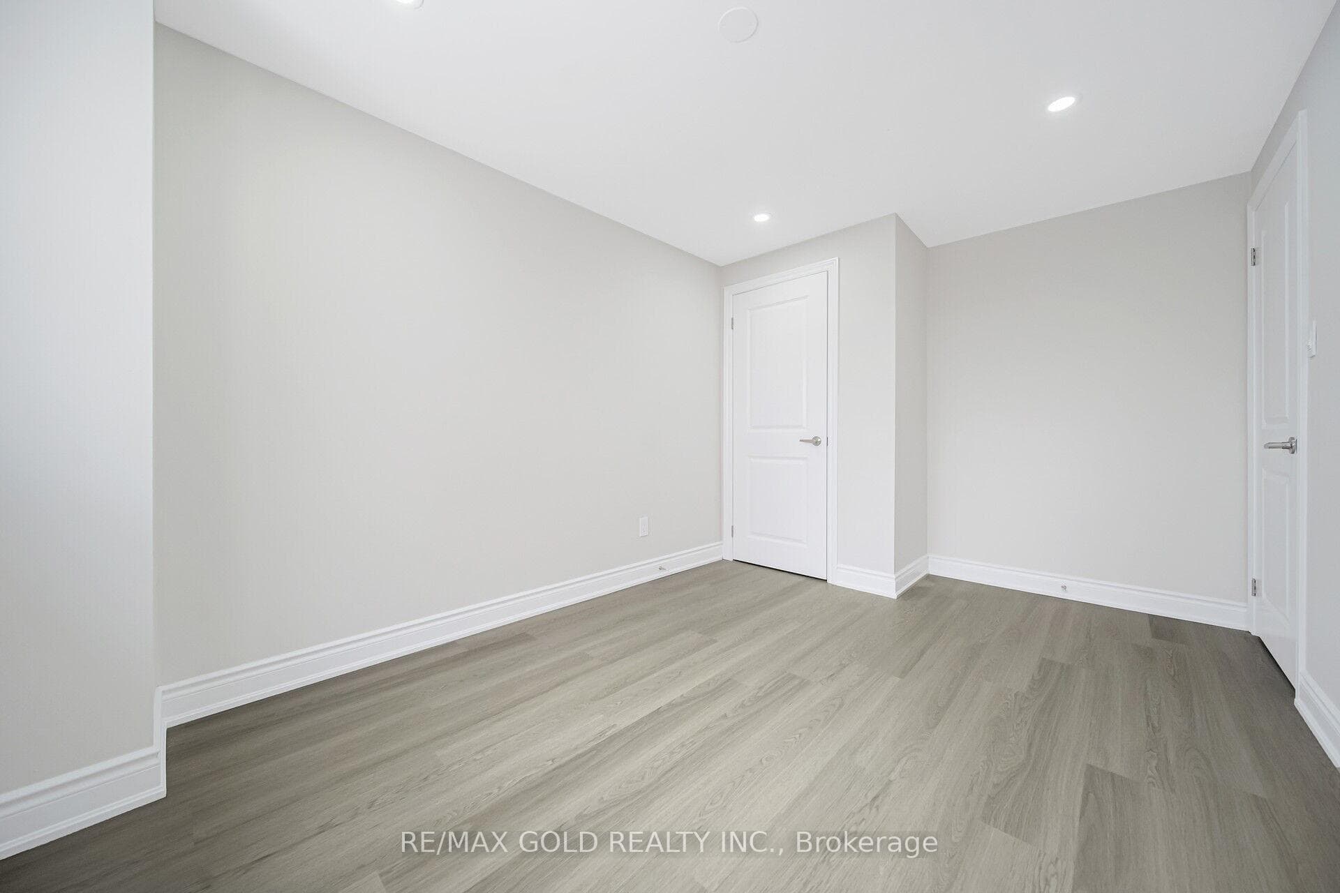21 Burbank Crescent photo 22