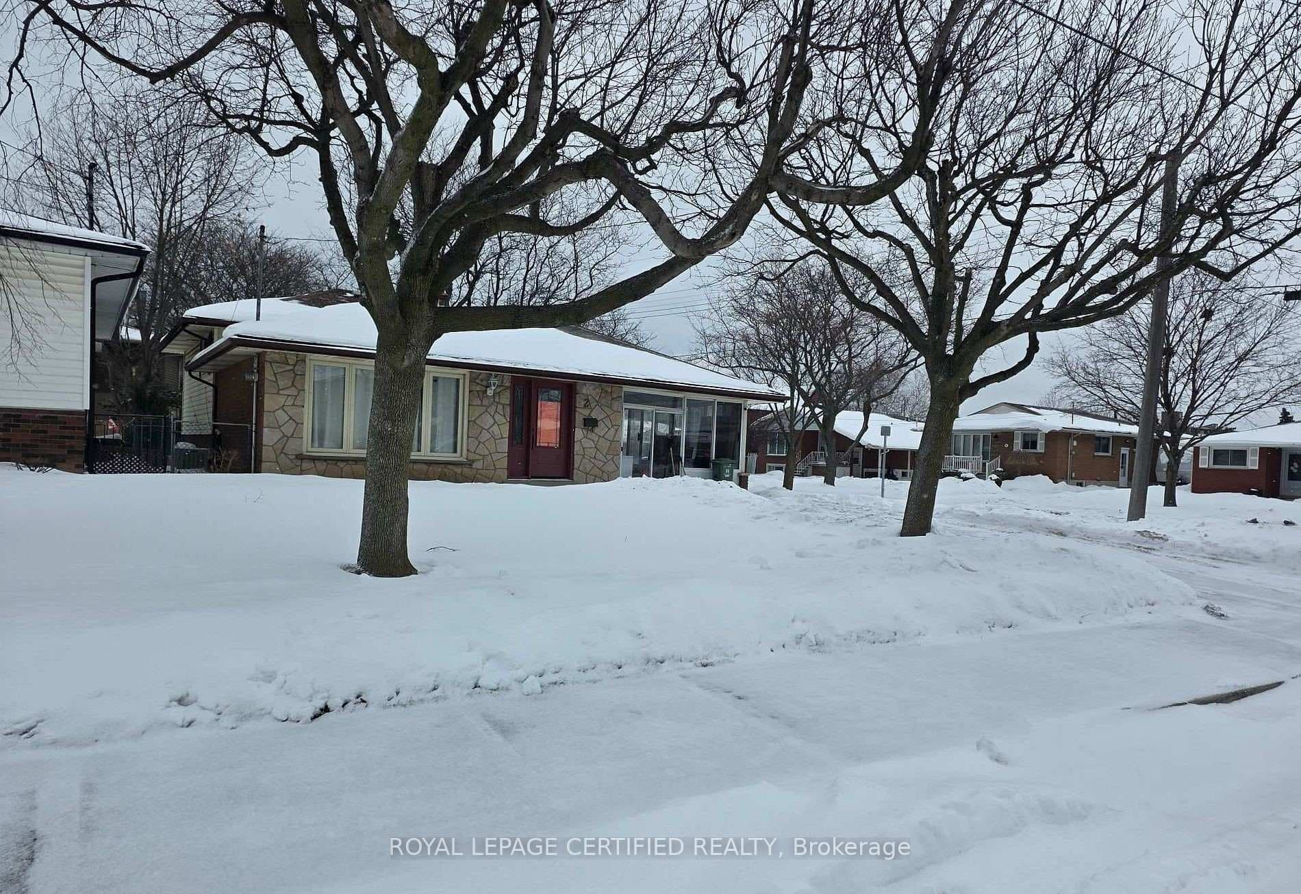 2 Rideau Crescent photo 3