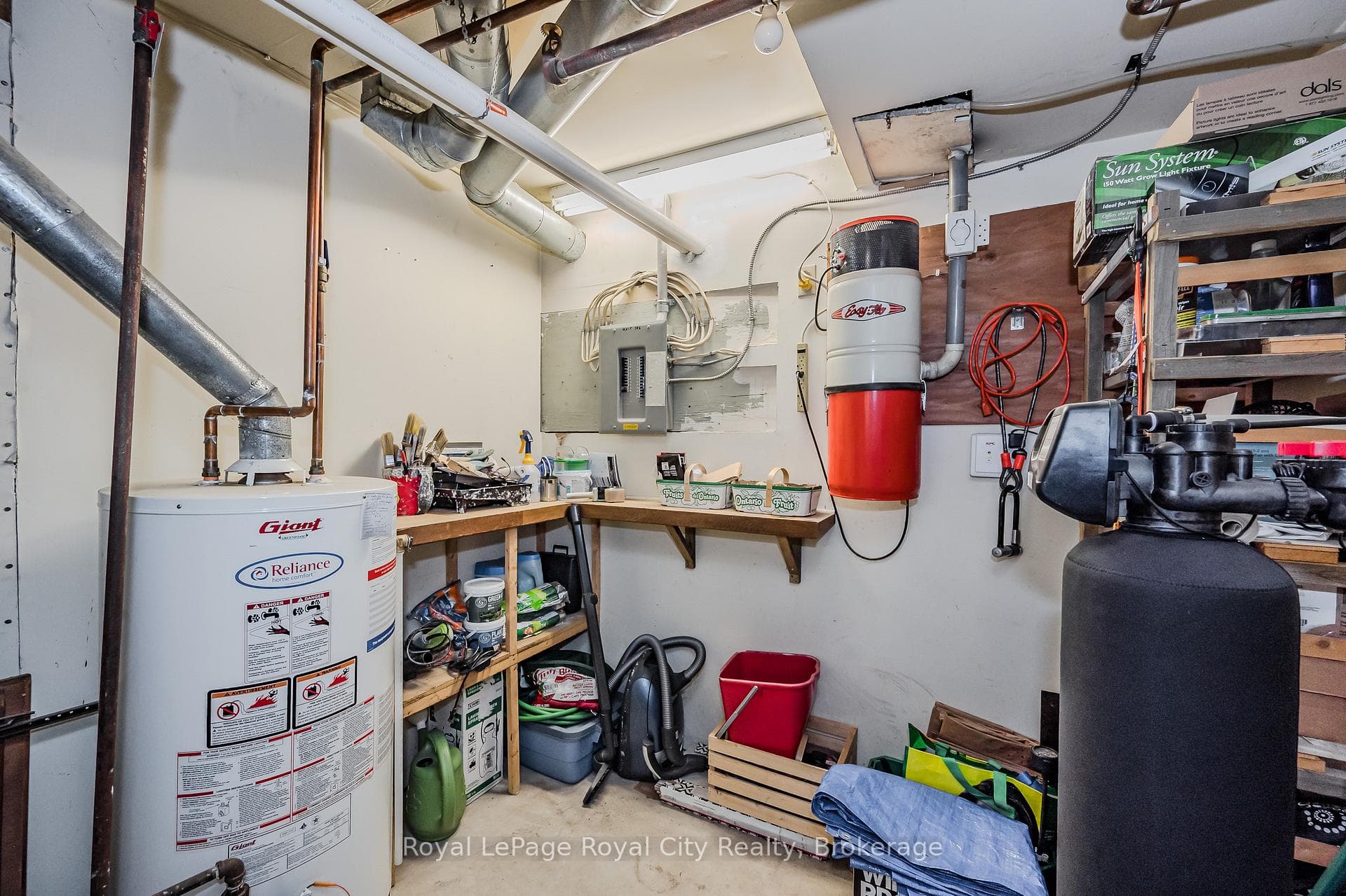 121 WATERLOO Avenue Unit 106 photo 33