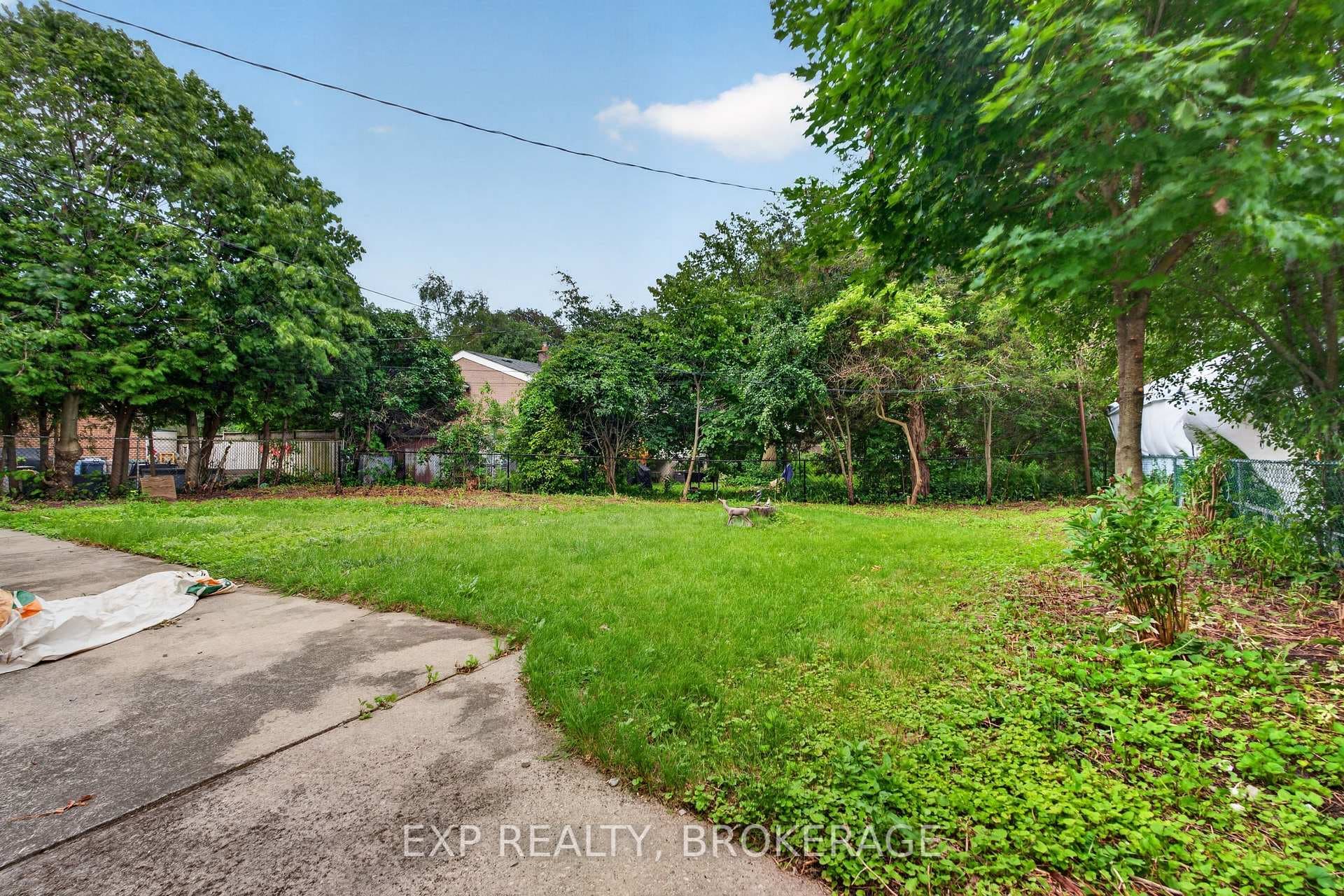 11 PEMBER Place photo 27
