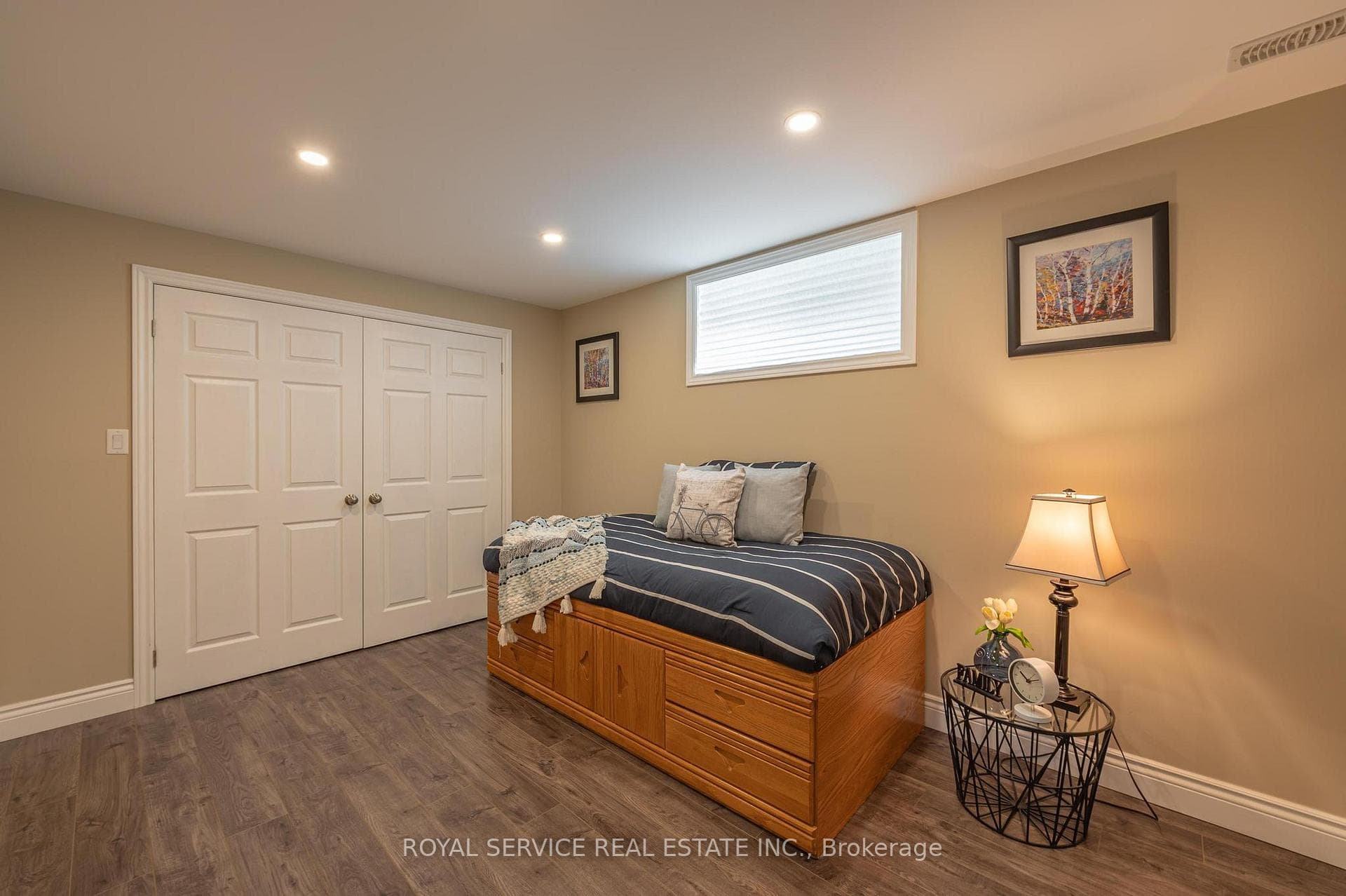 Bedroom w Above Grade Window