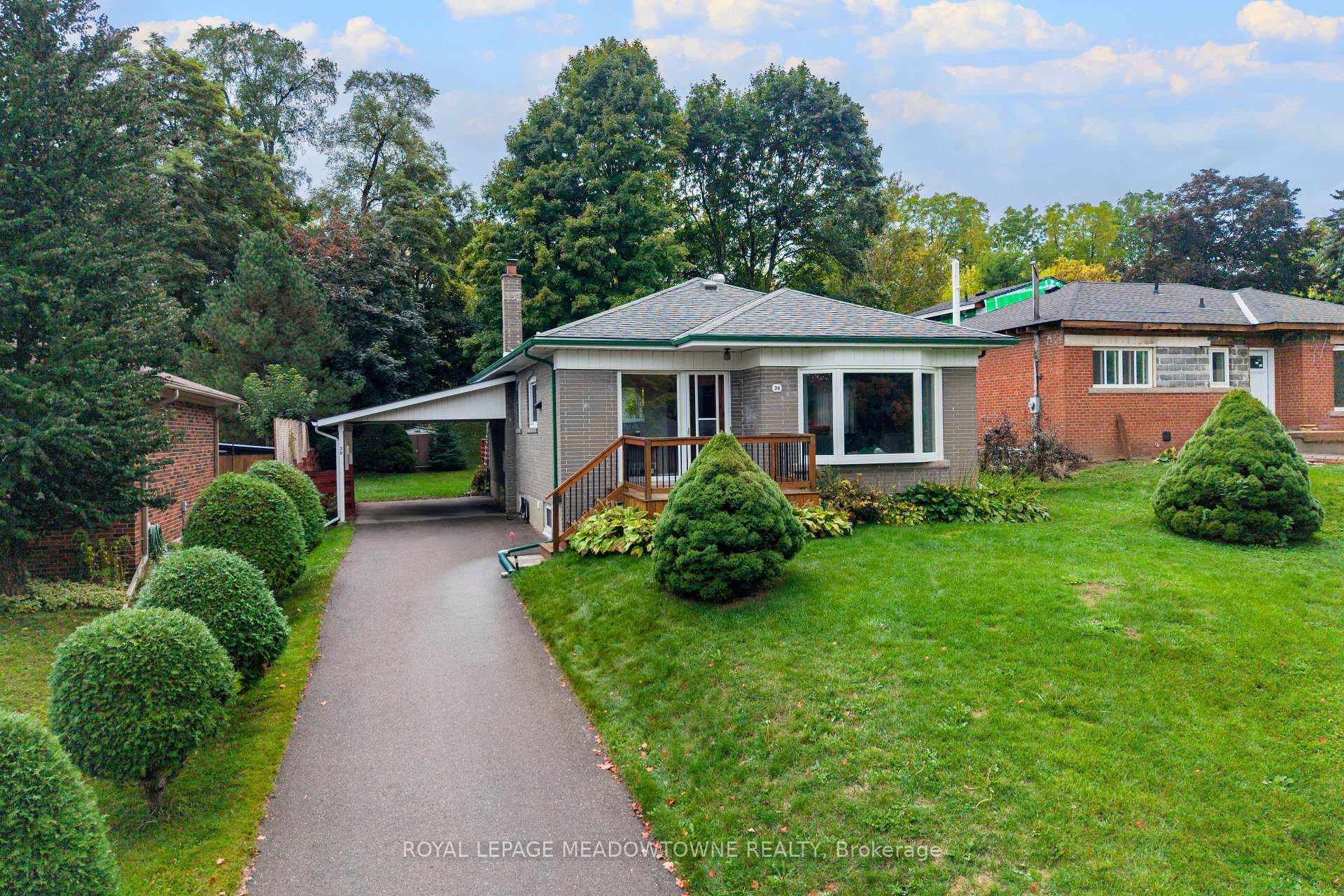36 Hewson Crescent photo 1